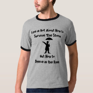 Baile en la camiseta de la lluvia