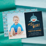 Bait de tiburón | Invitación de foto de cumpleaños<br><div class="desc">Las invitaciones a fiestas de cumpleaños con temática de tiburón de Guay incluyen a un tiburón sonriente nadando en un mar azul oscuro, con "únete a nosotros para un bocado" debajo. Personalice los detalles de su fiesta de cumpleaños fino-tastic debajo. Las invitaciones se revertirán a un patrón de tiburón que...</div>