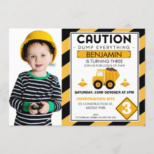 Bajo invitación de cumpleaños con foto de construc