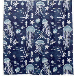 Bajo la cortina de ducha del baño de mar