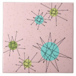 Baldosa cerámica atómica icónica rosada de<br><div class="desc">Este modelo grande atómico icónico rosado de la baldosa cerámica de Starbursts ofrece starbursts atómicos icónicos. ¡Eso correcto! La escuela vieja, primera señora Pink coloreó el fondo con los puntos del oro es el contexto perfecto para la turquesa vibrante, el apio calmante, y los círculos coloreados del verde kitschy de...</div>