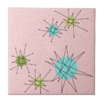 Baldosa cerámica atómica icónica rosada de<br><div class="desc">Este pequeño modelo atómico icónico rosado de la baldosa cerámica de Starbursts ofrece starbursts atómicos icónicos. ¡Eso correcto! La escuela vieja, primera señora Pink coloreó el fondo con los puntos del oro es el contexto perfecto para la turquesa vibrante, el apio calmante, y los círculos coloreados del verde kitschy de...</div>