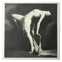 Baldosa cerámica con bailarina de época