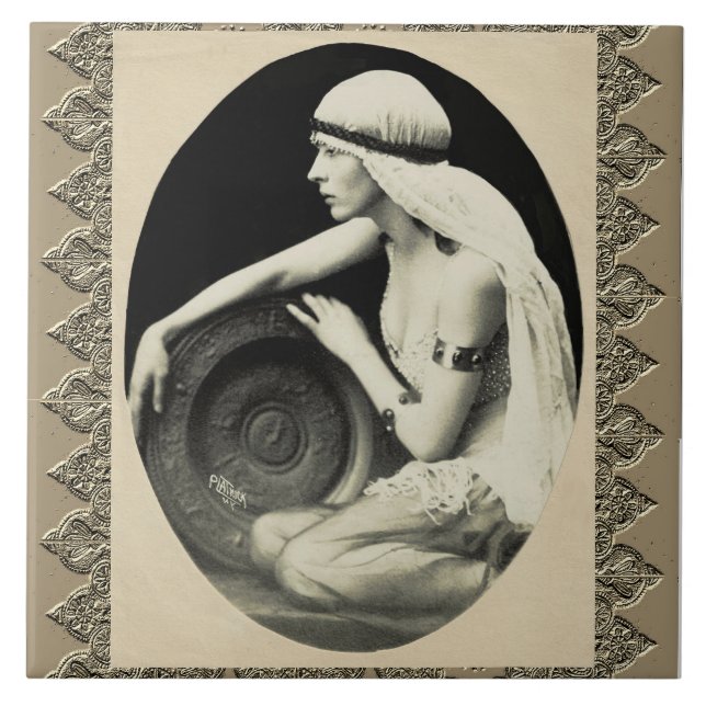 Baldosa cerámica con bailarina de época (Frente)