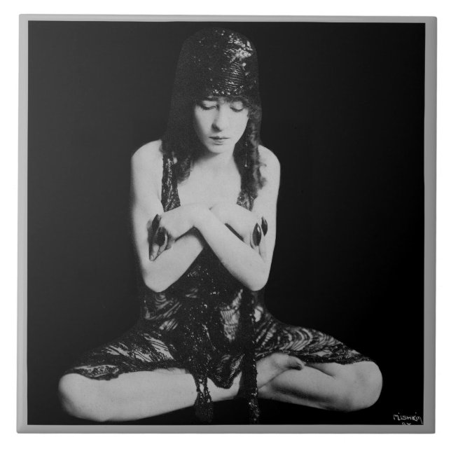 Baldosa cerámica con bailarina de época (Frente)