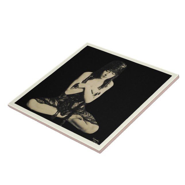 Baldosa cerámica con bailarina de época (Lado)