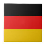 Baldosa cerámica de la bandera de Alemania<br><div class="desc">Este diseño consiste en la bandera alemana nueva listo para caber la superficie cuadrada de la teja. Un artículo decorativo y útil que haría un regalo perfecto para los como quienes recordar Alemania.</div>