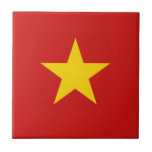Baldosa cerámica de la bandera de Vietnam<br><div class="desc">Este diseño consiste en la bandera vietnamita nueva listo para caber la superficie cuadrada de la teja. Un artículo decorativo y útil que haría un regalo perfecto para los como quienes recordar Vietnam.</div>