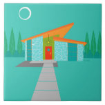 Baldosa cerámica de la casa del dibujo animado de<br><div class="desc">Esta baldosa cerámica de la casa del dibujo animado de la era espacial es el sueño de un amante retro viene verdad. Las características del diseño minimalistas del arte aguamarina empiedran la casa con grande, ventanas del azul de pavo real. Colgando del atómico, inclinándose, el tejado anaranjado, una lámpara de...</div>