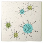 Baldosa cerámica grande atómica icónica de<br><div class="desc">Este modelo grande atómico icónico de la baldosa cerámica de Starbursts ofrece starbursts atómicos icónicos. ¡Eso correcto! La escuela vieja, fondo color nata con los puntos del oro es el contexto perfecto para la turquesa vibrante, el apio calmante, y los círculos coloreados del verde kitschy de la pera. Los puntos...</div>
