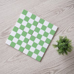 Baldosa cerámica moderna de color verde y blanco<br><div class="desc">Esta cerámica moderna presenta un diseño moderno de tablero de ajedrez en blanco y verde sabio. Los colores se personalizan fácilmente haciendo clic en el botón Editar diseño.</div>
