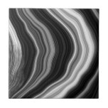 Baldosa efecto agata de mármol blanco y negro<br><div class="desc">Las baldosas modernas combinan el negro, el blanco y el gris con un efecto de mármol inspirado en el ágate. Con líneas abstractas y fluyentes, aporta una textura de piedra elegante y una paleta monocroma a cualquier espacio. Perfecto para cuartos de baño de lujo o interiores contemporáneos que buscan un...</div>