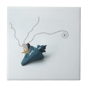 Baldosas azules y elegantes de conchas marinas en 