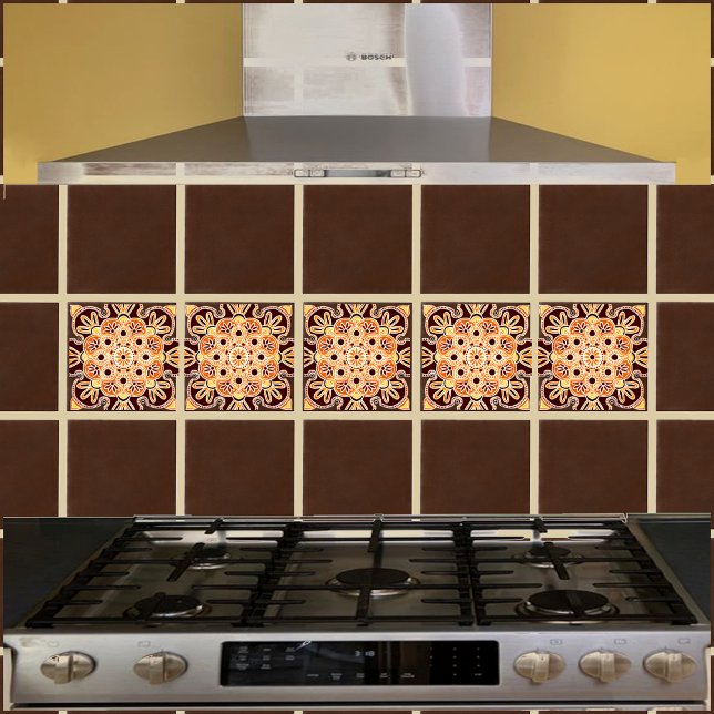 Baldosas cerámicas de color marrón geométrico, oro (Orange and brown geometric tile shown on a kitchen backsplash with brown field tiles.)
