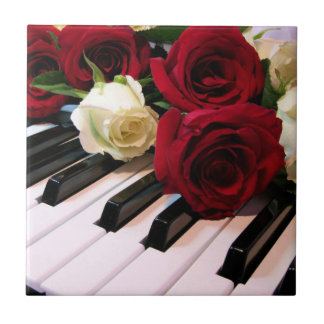 Baldosas cerámicas del piano y de los rosas