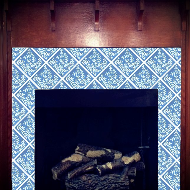 Baldosas cerámicas, hojas azules y blancas (False indigo blue and white tile shown on a fireplace.)