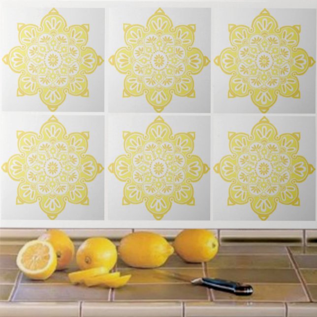 Baldosas cerámicas, medallón amarillo sobre blanco (Yellow medallion tiles shown  on a kitchen backsplash.)