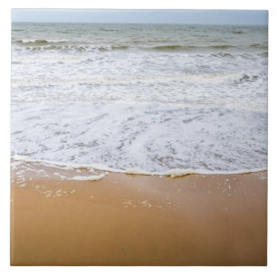 Baldosas de cerámica en la playa de arena