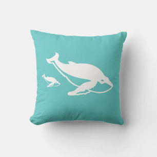 ballena blanca de madre y bebé en almohada azul tu