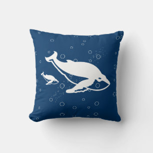 ballena blanca de madre y bebé sobre almohada azul