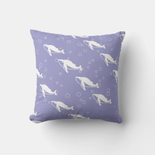 ballena blanca en almohada azul violeta