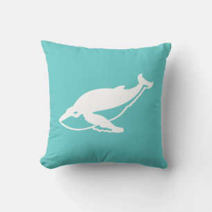 ballena blanca sobre almohada azul turquesa