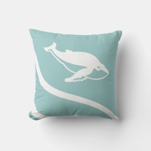 ballena. BLANCO sobre almohada azul gris
