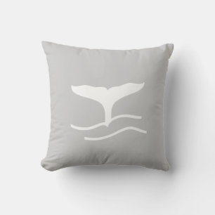 ballena. BLANCO sobre almohada gris