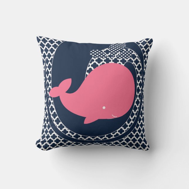 Ballena rosa en Cojín decorativo azul de la marina (Anverso)