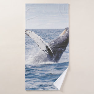 Ballenas gigantes salen del océano