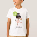 Ballerina Birthday Kids Camiseta afroamericana<br><div class="desc">Nuestros adorables camisetas de cumpleaños pueden ser personalizados con la edad del chica de cumpleaños en el globo y personalizados con su nombre debajo. Una bailarina salta por el aire usando una tiara y un tutu rosado y un leotardo con un quequito en una mano y un globo en la...</div>