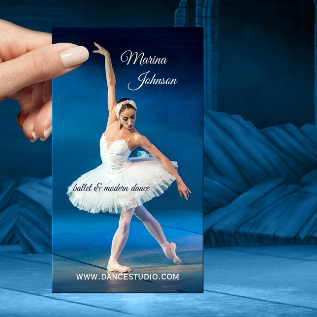 Ballet azul tarjeta de visita para profesor de dan (Business card featuring a painting of a ballet dancer against a royal blue background)