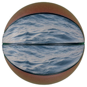 Balón De Baloncesto Agua de mar en primer plano 