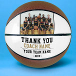 Balón De Baloncesto Gracias Coach Team Name Photo<br><div class="desc">Gracias, entrenador, nombre del equipo y equipo fotográfico de baloncesto. Personaliza con tu nombre de entrenador, nombre de equipo y año. Puedes cambiar cualquier texto en el baloncesto o borrarlo. ¡Un gran regalo para un entrenador! Añada una foto del equipo y consiga que el equipo firme las áreas no diseñadas...</div>