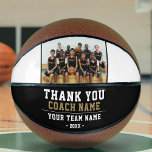 Balón De Baloncesto Gracias, entrenador, nombre y foto del equipo<br><div class="desc">Gracias, entrenador, nombre del equipo y equipo fotográfico de baloncesto. Personaliza con tu nombre de entrenador, nombre de equipo y año. Puedes cambiar cualquier texto en el baloncesto o borrarlo. ¡Un gran regalo para un entrenador! Añada una foto del equipo y consiga que el equipo firme las áreas no diseñadas...</div>