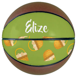Balón De Baloncesto Huevos en cesta marrón en verde