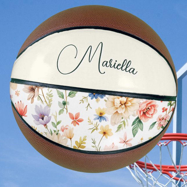 Balón De Baloncesto Nombre de guión elegante floral de Bonito personal (A fun, floral basketball with personalized name in elegant script typography)