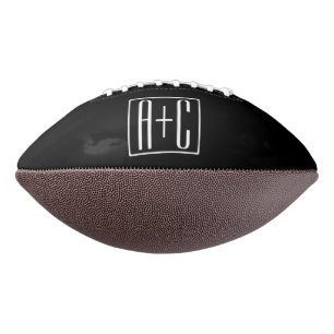 Balón De Fútbol Americano Blanco y negro   Iniciales de parejas