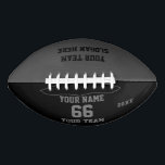 Balón De Fútbol Americano Fútbol gris negro personalizado con nombre, número<br><div class="desc">Crea tu propio personalizado Fútbol fresco gris negro total con Nombre, Número, Nombre del equipo, Lema y Año. Personalice esta sencilla plantilla clásica de fútbol con su mensaje personalizado, nombre, nombre del equipo y año. Fácilmente lo personaliza para un deporte fresco. Crea tu regalo personalizado único para entrenador, cumpleaños de...</div>