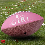 Balón De Fútbol Americano La revelación de género en Baby Shower de una niña<br><div class="desc">"Pink it is a Chica Baby Girl" El género de Baby Shower revela el fútbol. Es un guión Chica en color blanco sobre rosa. Gran suministro de fiesta para una ducha de bebé,  fiesta de recién nacido,  sexo de bebé revelan fiesta o para cualquier otra ocasión.</div>