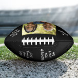 Balón De Fútbol Americano Mejor foto del abuelo negro<br><div class="desc">Dale a un abuelo amante del fútbol un regalo especial con un personalizado de fútbol. Este fútbol negro muestra una foto familiar favorita y puedes personalizar fácilmente el texto a los lados de la foto ("#1 Abuelo, " "Mejor Abuelo de siempre"), cómo se le dirige ("Poppop", "Papa", "Abuelo", etc.) y...</div>