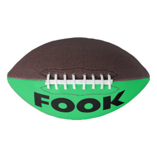 Balón De Fútbol Americano Negro fogoso en el fútbol verde