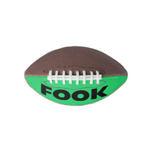 Balón De Fútbol Americano Negro fogoso en el mini futbol verde