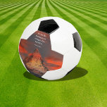 Balón De Fútbol Cita motivadora Monte Everest Naranja Sunrise<br><div class="desc">Motivacional Diciendo de Edmund Hillary,  "No es la montaña que conquistamos,  sino nosotros mismos". con una hermosa imagen de una montaña bañada en la naranja de la luz del sol,  el balón de fútbol.</div>