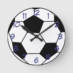 Balón de fútbol con el reloj de pared azul