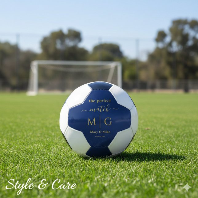 Balón De Fútbol La Monograma de Pareja Perfecta Navy (The Perfect Match Monogrammed Couple Name Navy Soccer Ball)