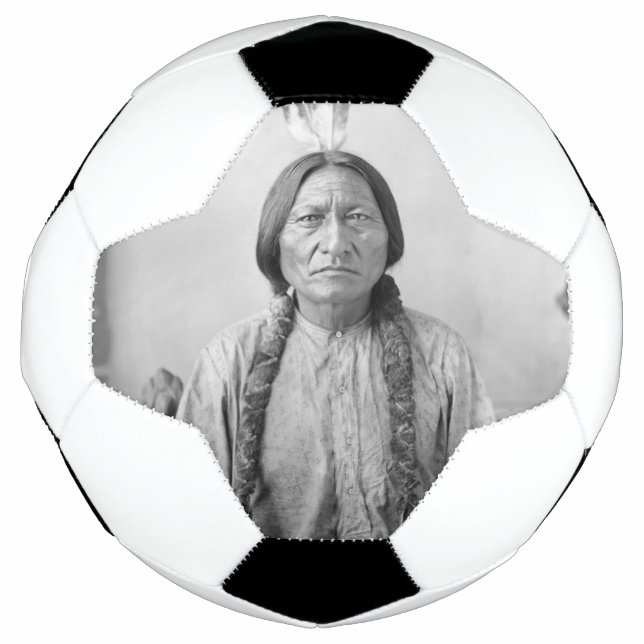Balón De Fútbol Líder lakota sacudiendo a indígenas norteamericano (Anverso)
