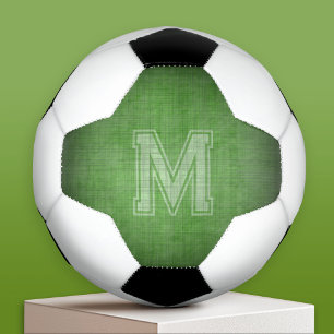 Balón De Fútbol Monograma con fondo verde grungy Chalkboard