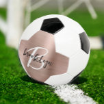 Balón De Fútbol Monograma de guión Metalizado cepillado de oro Ros<br><div class="desc">Esta pelota de fútbol personalizada presenta un monograma y un nombre en un guión moderno en blanco y negro sobre un fondo metalizado dorado de rosa glam.</div>