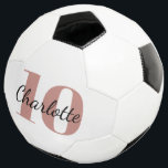 Balón De Fútbol Número de iniciales del monograma de oro de rosa b<br><div class="desc">Un elegante fondo blanco,  un texto de color negro y dorado subió. Personaliza y agrega tu nombre y número de jugador. Las iniciales de su monograma como patrón de fondo.</div>